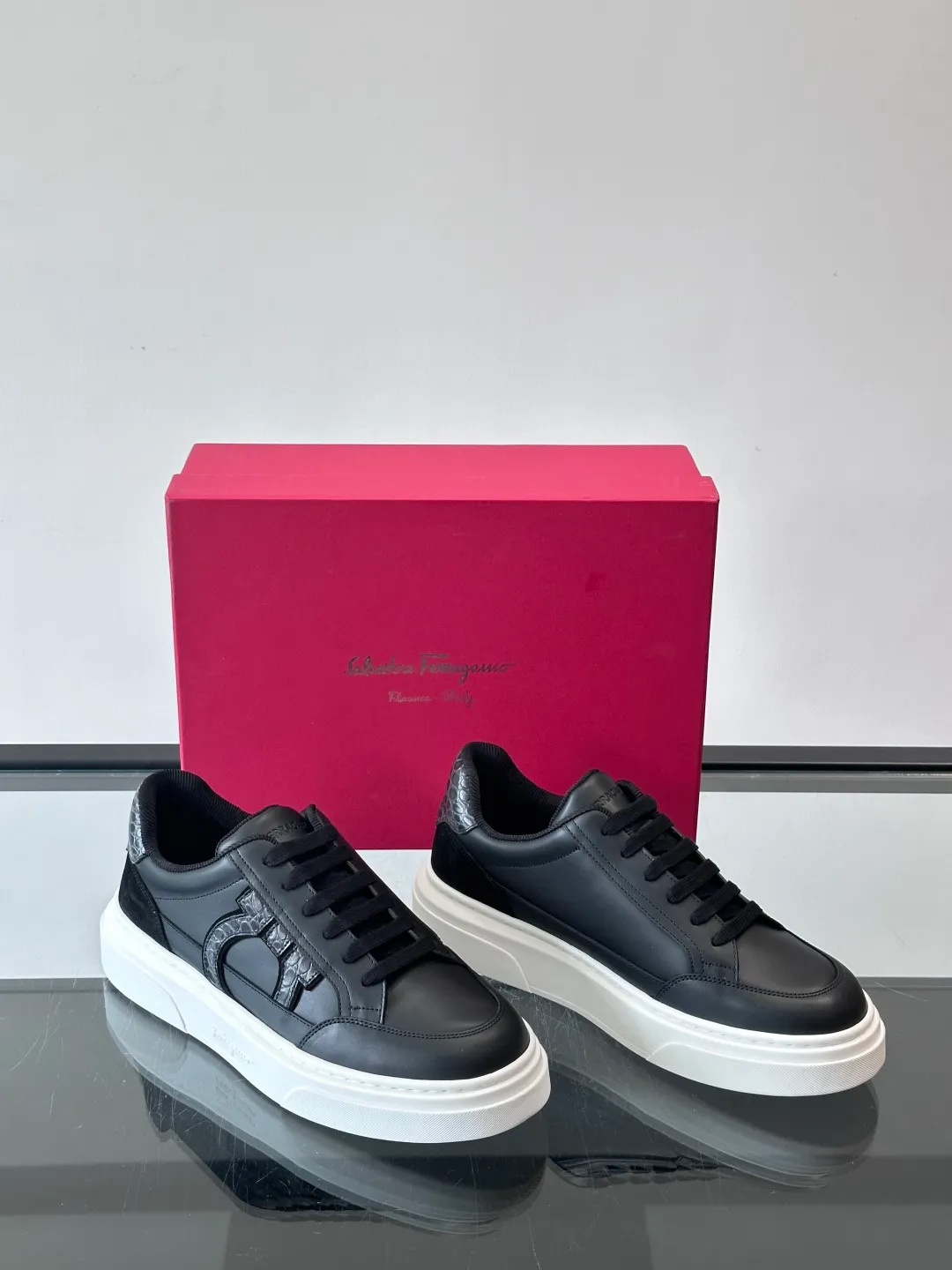 P420 Ferragamo Gancini sneakers Men's Ferragamo Gancini series low-top sneakers, leather + suede stitching, with the iconic Gancini buckle on the side, simple and classy. The thick-soled design is comfortable to wear and can quietly increase your height. It is very versatile for daily casual wear! ◎size: 38-46 (45.46 is custom-made and cannot be returned or exchanged) No. 004